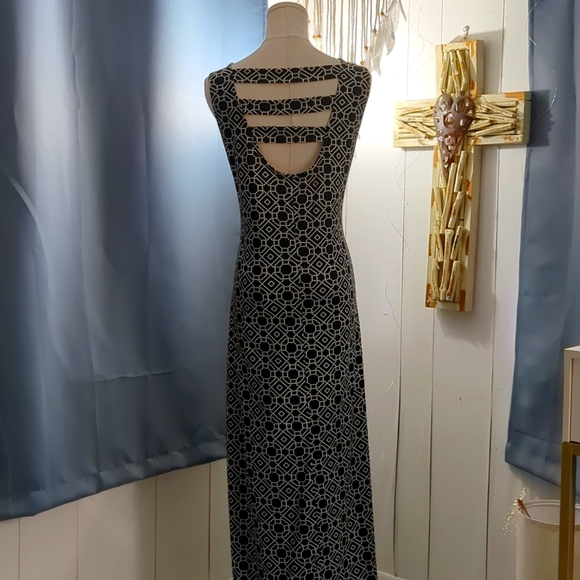 3/$10❣️NINA LEONARD Black and White Geometric Maxi Dress - Picture 4 of 9